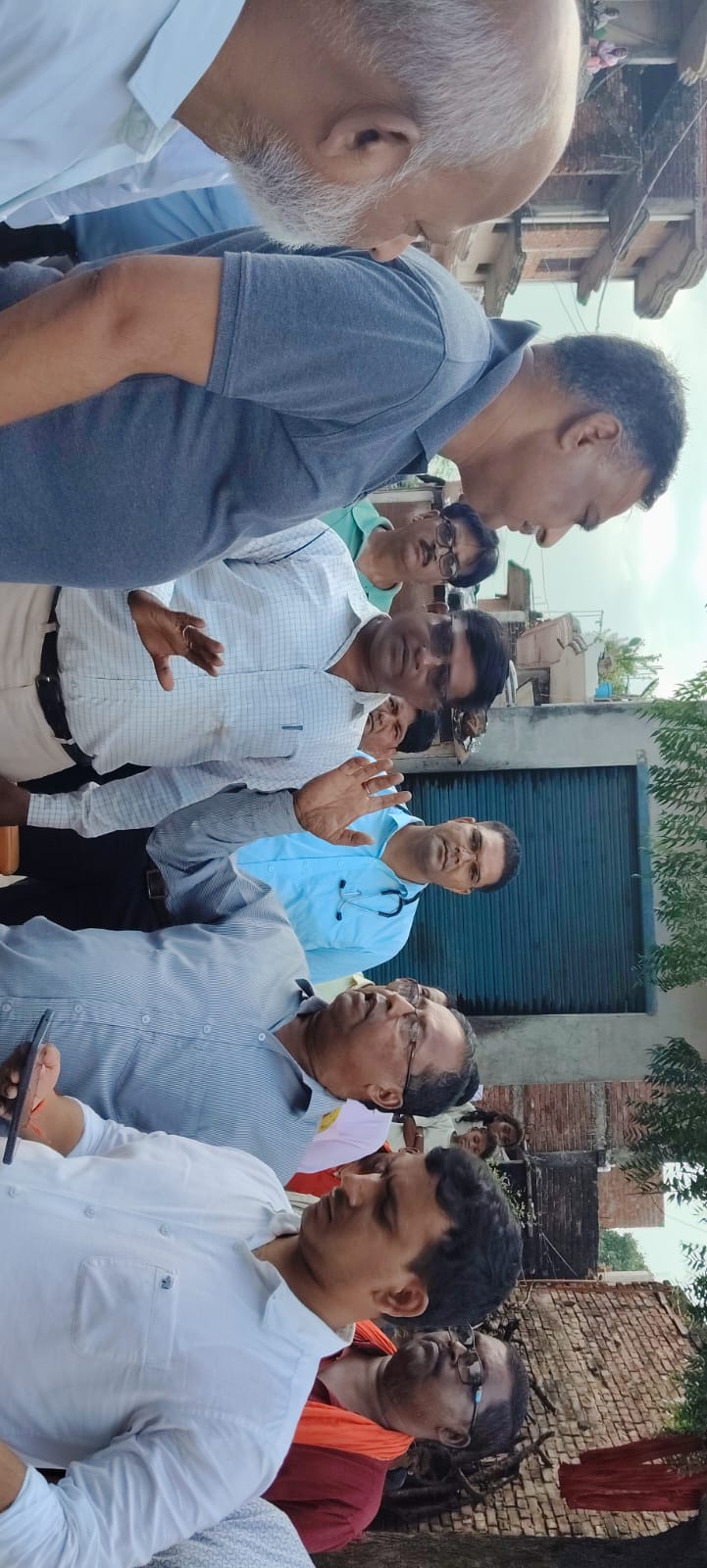 डीएम ने नगर के टम्मलगंज में देखा बाढ़ का हाल, लोगों से पूछी समस्या। 