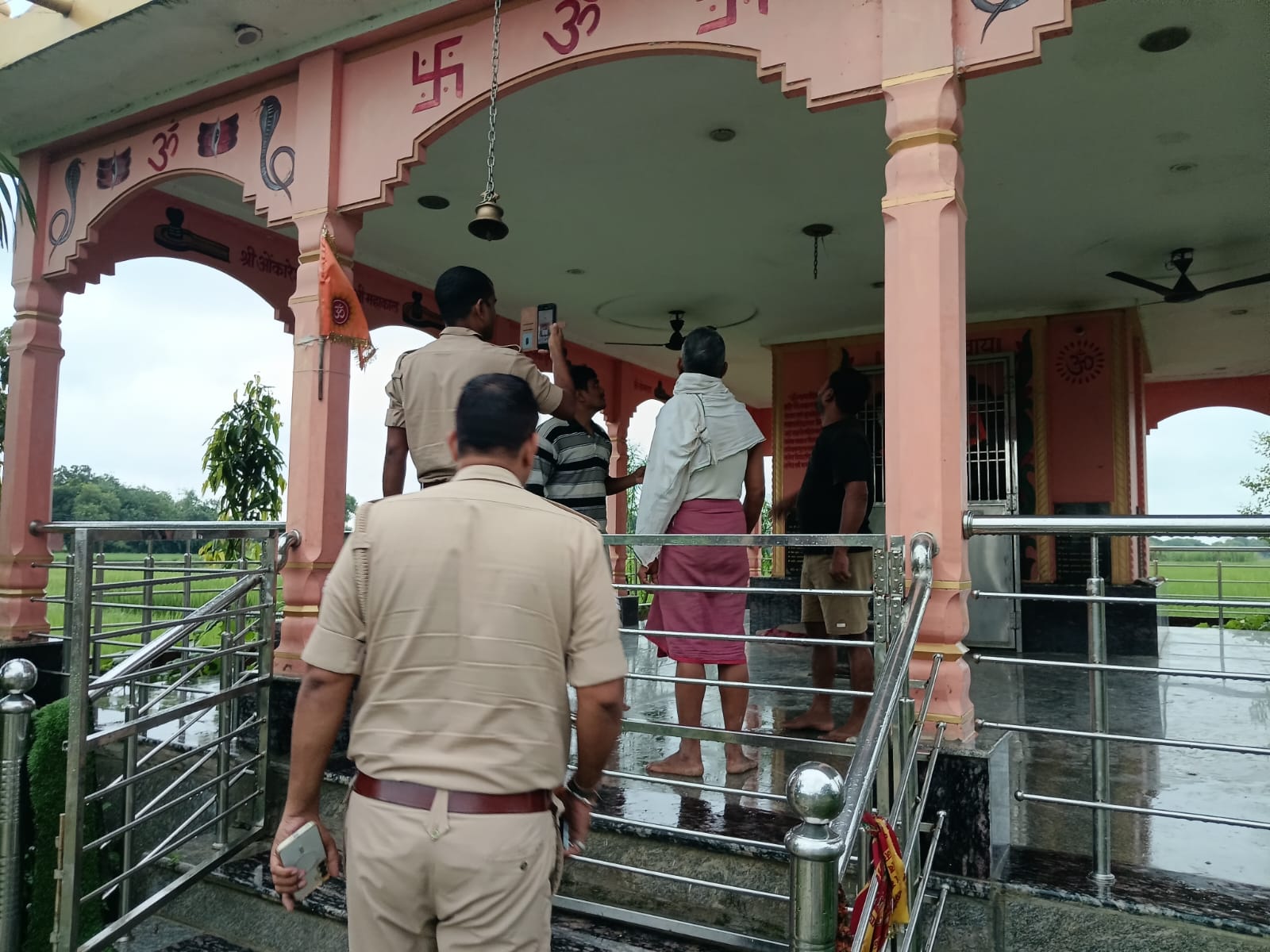 घोर कलयुग -चोरो ने नही छोड़ा गोसाईपुर शिव मंदिर का घंटा 