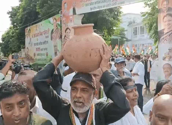  उत्तर प्रदेश के हजरतगंज चौराहे पर कांग्रेस द्वारा धरना प्रदर्शन 