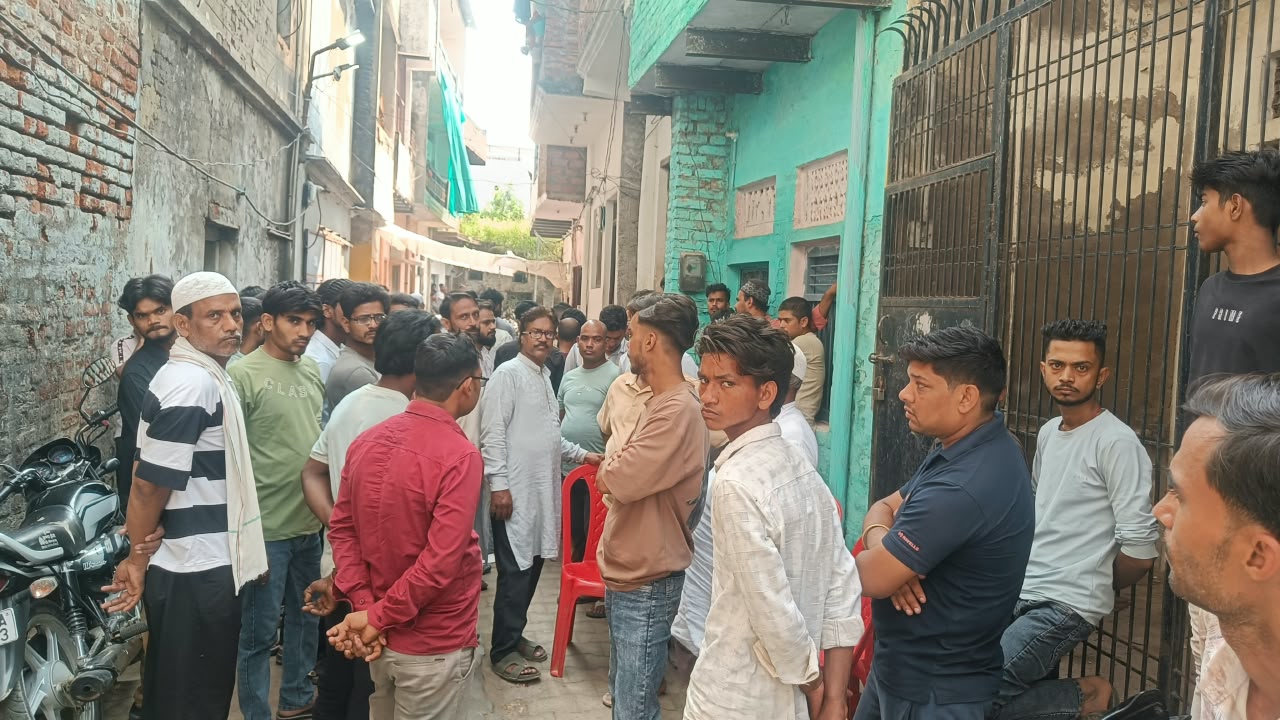 पिलर काटते समय  करंट लगने से मजदूर की मौत