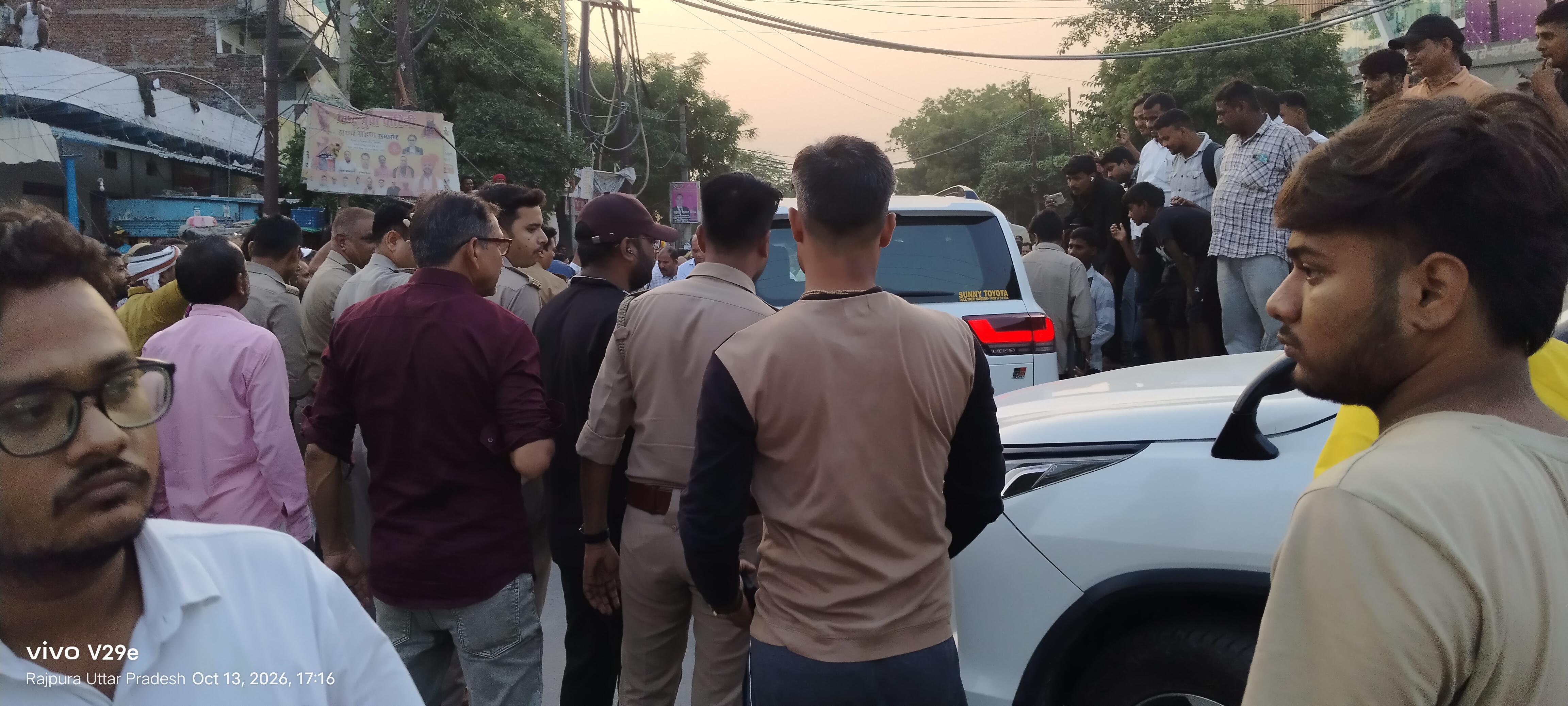 दो कुख्यात कर रहे चौराहे पर गल बहिया जनता ढूंढ रही थी रहिया 